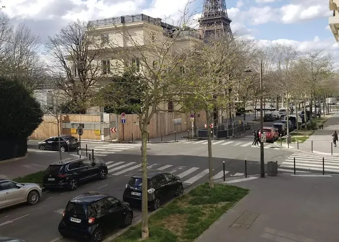 Champs De Mars Deschanel 아파트